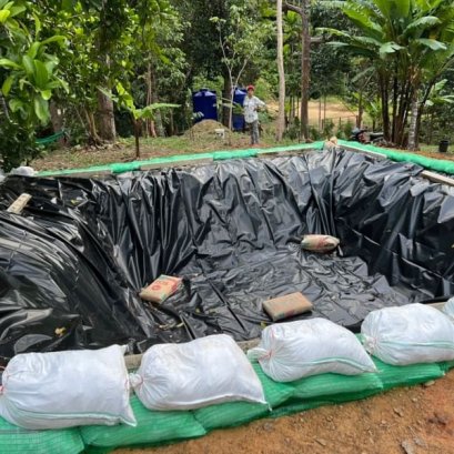 การเก็บชายพลาสติกลงดิน หรือที่เรียกกันว่าการฝังชายพลาสติก