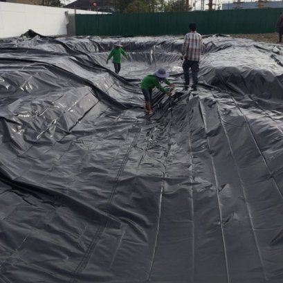 ปูบ่อน้ำฟรีฟอร์ม ด้วยผืนพลาสติก LDPE ความหนา 0.5 มิลลิเมตร (500 ไมครอน)