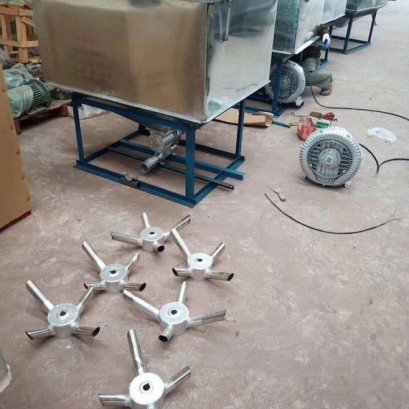 Ring Blower ใช้งานพร้อมกับสายจ่ายอากาศ ในบ่อเพาะ