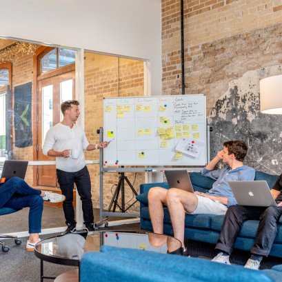 เปรียบเทียบราคาไวท์บอร์ดกับไวท์บอร์ดแม่เหล็กยาง