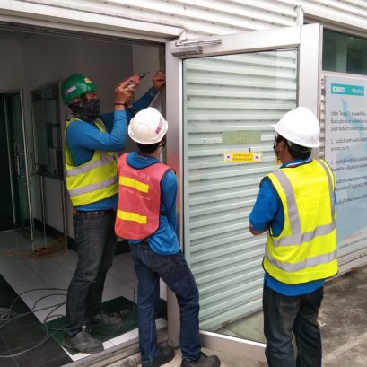 งานติดตั้งประตูกระจก