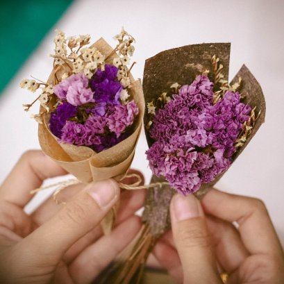 ช่อดอกไม้จิ๋วจากผักตบชวา