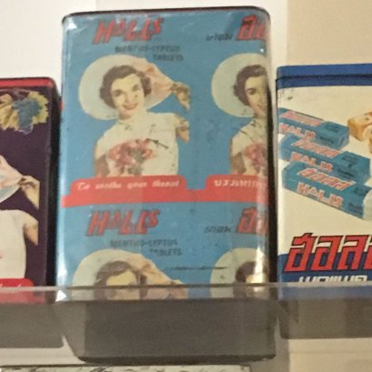 ตู้โชว์กระป๋องลูกอมในอดีต