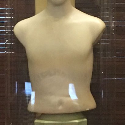 ตู้หุ่นโชว์เสื้อผ้าสุภาพบุรุษปูนพลาสเตอร์