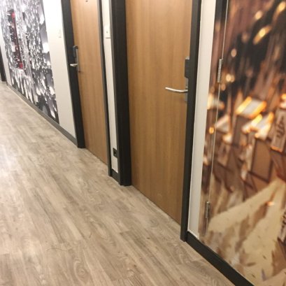 ประตูปิดผิวลามิเนตสำหรับบานหน้าห้อง โครงการ DINN Hotel