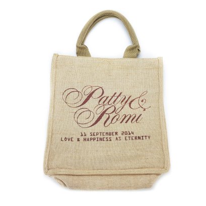 กระเป๋าผ้ากระสอบคุณภาพดี พร้อมสกรีนโลโก้บริษัท สไตล์ธรรมชาติ แข็งแรง เหมาะสำหรับองค์กรที่ต้องการสื่อถึงความเป็นมิตรต่อสิ่งแวดล้อมและความทนทาน