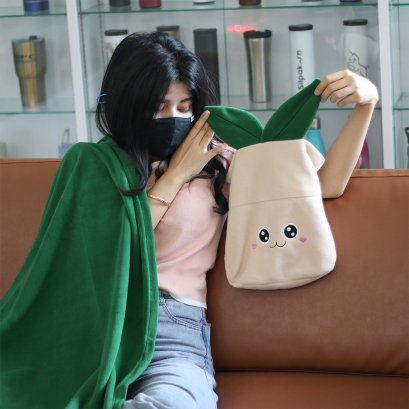 ผ้าห่มทรงตุ๊กตานุ่มสบาย พร้อมสกรีนโลโก้บริษัท ดีไซน์สร้างสรรค์ อบอุ่น น่ากอด เหมาะสำหรับองค์กรที่ต้องการความโดดเด่น