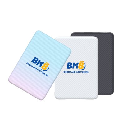 แบตสำรองพรีเมี่ยมวางอยู่ข้างอุปกรณ์อิเล็กทรอนิกส์ เช่น สมาร์ทโฟนหรือแท็บเล็ต แสดงถึงการใช้งานจริงและประสิทธิภาพในการจ่ายไฟ