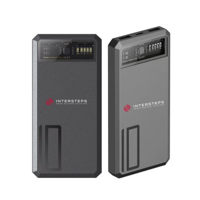 แบตสำรองพรีเมี่ยมวางอยู่ข้างอุปกรณ์อิเล็กทรอนิกส์ เช่น สมาร์ทโฟนหรือแท็บเล็ต แสดงถึงการใช้งานจริงและประสิทธิภาพในการจ่ายไฟ