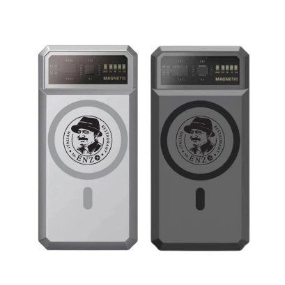 แบตสำรองพรีเมี่ยมวางอยู่ข้างอุปกรณ์อิเล็กทรอนิกส์ เช่น สมาร์ทโฟนหรือแท็บเล็ต แสดงถึงการใช้งานจริงและประสิทธิภาพในการจ่ายไฟ