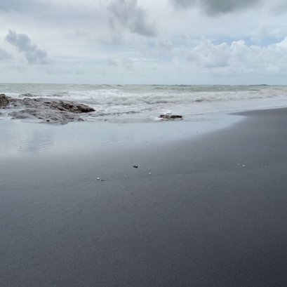 เชิญสัมผัสความแปลกกับ"หาดทรายสีดำ"ที่พังงา