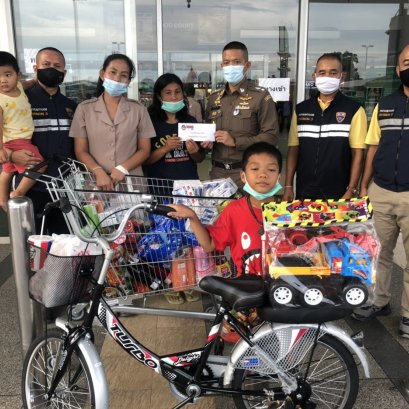 ตม.ปทุมฯลงพื้นที่ปันน้ำใจแจกสิ่งของให้ประชาชนสู้ภัยโควิดฯ