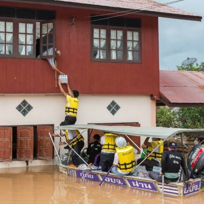 "สิงห์อาสา"ลุยน้ำท่วมช่วยเหลือชาวน่าน 