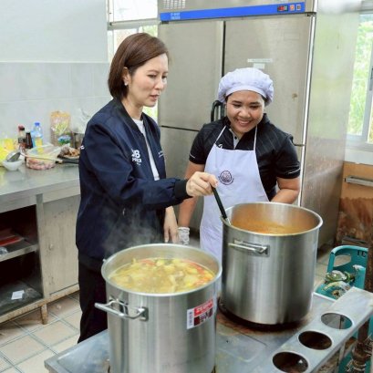 "ตรีนุช"ตั้งโรงครัวกระทรวงแรงงาน แจกจ่ายอาหารช่วยเหลือผู้ประสบภัย
