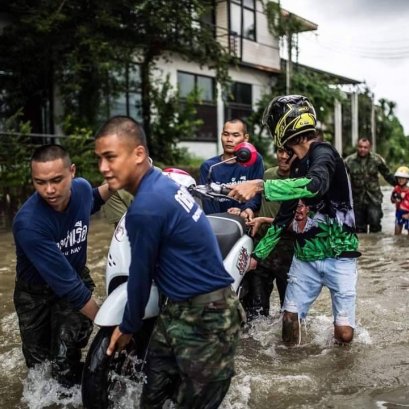 "กองทัพเรือ"ส่งกำลังพลเข้าช่วยเหลือ ประชาชนได้รับความเดือดร้อนน้ำท่วมที่จันทบุรี 