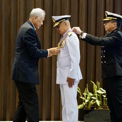 "ผบ.ทร."เยือนสาธารณรัฐสิงคโปร์ รับมอบเครื่องอิสริยาภรณ์เชิดชูเกียรติทางทหาร