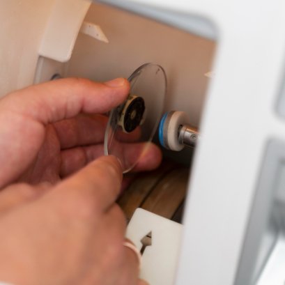 อุปกรณ์ร้านแว่นที่ใช้ในงานเจียรเลนส์ | เครื่องมือสำคัญสำหรับการประกอบแว่นตา