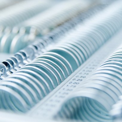 เลนส์เซ็ท TRIAL LENS SET แบบ พลาสติก vs แก้ว แบบไหนดีกว่า? วิเคราะห์ให้เข้าใจแบบเจ้าของร้าน