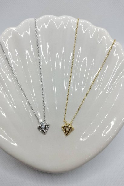 สร้อยคอพร้อมจี้ดีไซน์กรอบเพชร