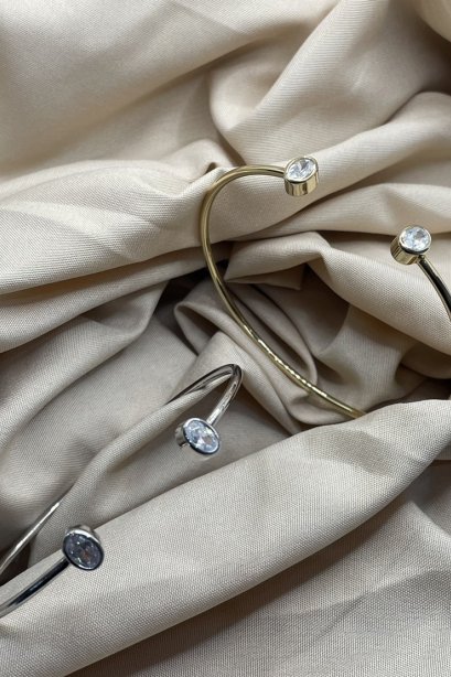 กำไลกลมแต่งเพชรทรง OVAL