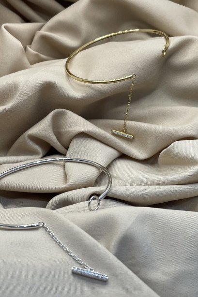 กำไลกลมแต่งห้อยจี้เพชรแถวสีขาว