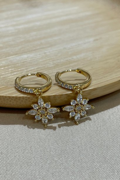 ต่างหูแบบห่วงห้อยดอกไม้เพชร