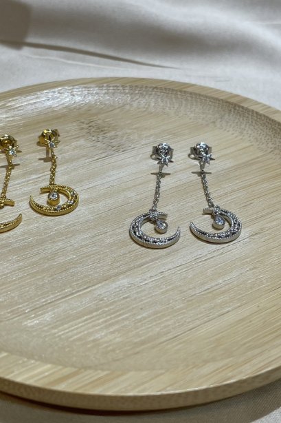 ต่างหูแบบแป้นห้อยพระจันทร์เพชร