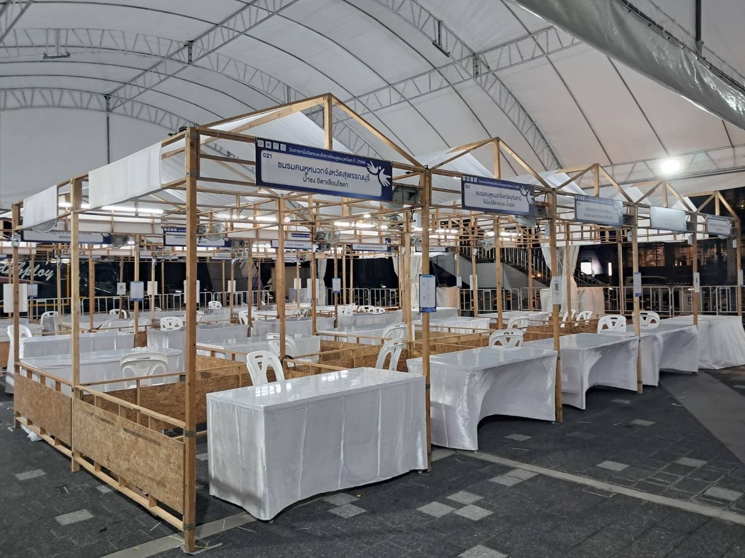 บูธเช่าจัดงานพร้อมโต๊ะและเก้าอี้ภายใต้เต็นท์ขนาดใหญ่