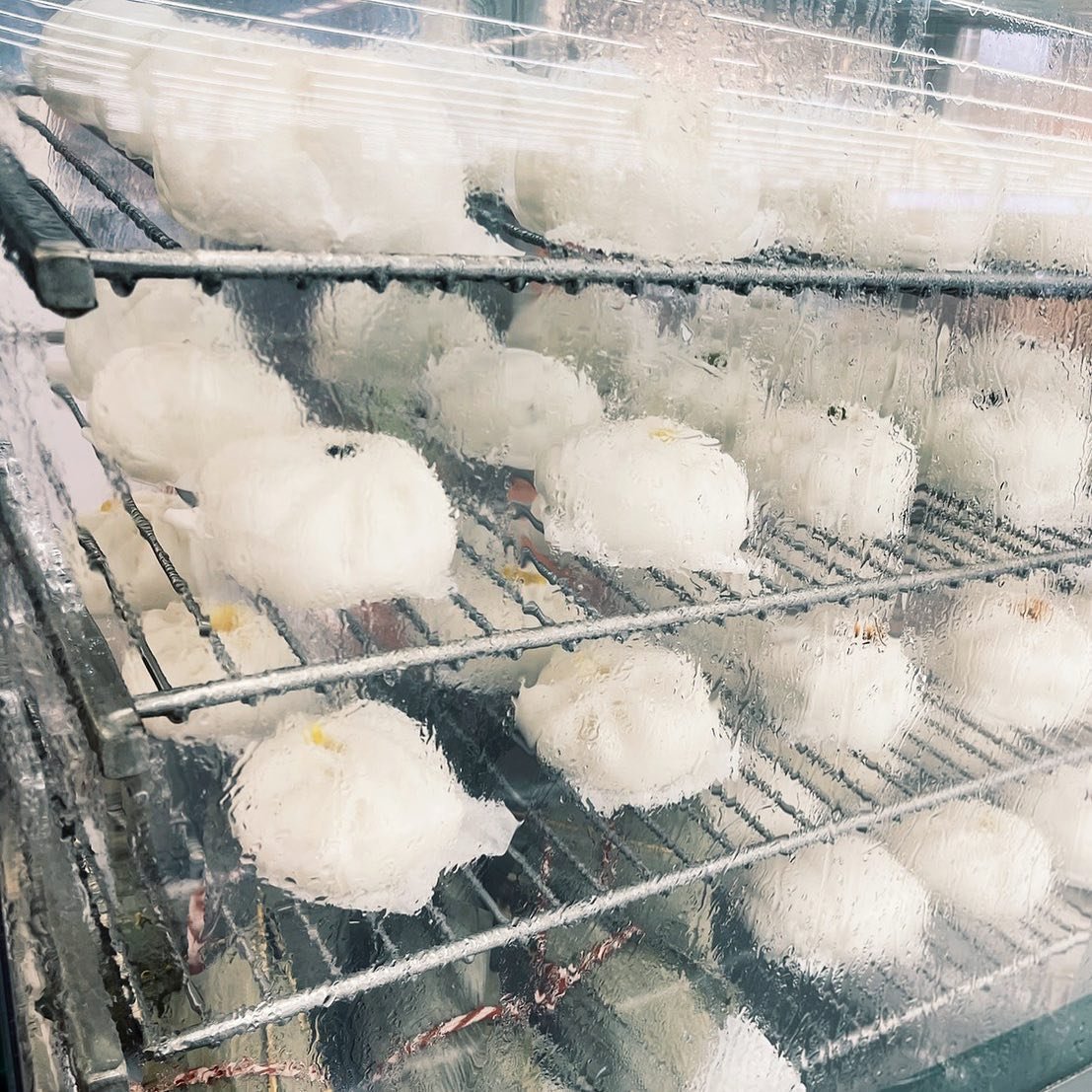 "ขนมจีบแบบฮ่องกงแท้ ไส้กุ้ง+หมู+เห็ดหอม ชิ้นใหญ่พิเศษ เสิร์ฟในชุด Snack Box สำหรับงานประชุมสัมมนา จัดส่งรวดเร็วทั่วกรุงเทพฯ"  "ขนมจีบแบบฮ่องกงแท้ ไส้กุ้ง+หมู+เห็ดหอม ชิ้นใหญ่พิเศษ เสิร์ฟในชุด Snack Box สำหรับงานประชุมสัมมนา จัดส่งรวดเร็วทั่วกรุงเทพฯ"