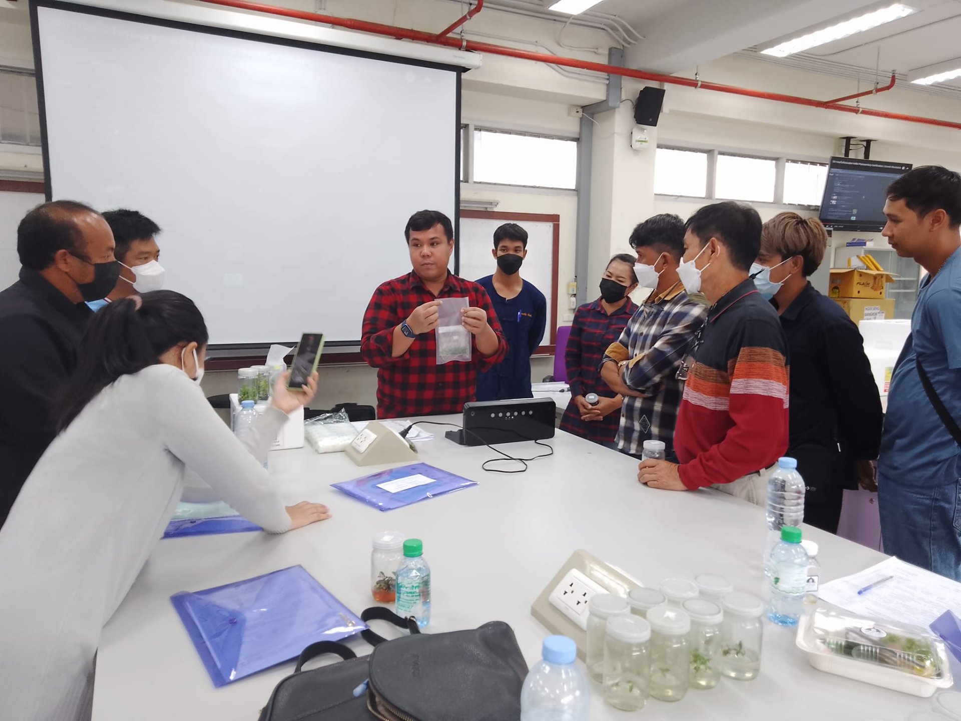คณะเกษตรศาสตร์และทรัพยากรธรรมชาติ มหาวิทยาลัยพะเยา จัดโครงการฝึกอบรมและปฏิบัติการ " โครงการการพัฒนาศักยภาพธุรกิจการส่งออก ไม้ดอก ไม้ประดับ และสุดยอดเทคนิคการเพาะเลี้ยงเนื้อเยื่อ " คณะเกษตรศาสตร์และทรัพยากรธรรมชาติ มหาวิทยาลัยพะเยา จัดโครงการฝึกอบรมและปฏิบัติการ " โครงการการพัฒนาศักยภาพธุรกิจการส่งออก ไม้ดอก ไม้ประดับ และสุดยอดเทคนิคการเพาะเลี้ยงเนื้อเยื่อ "