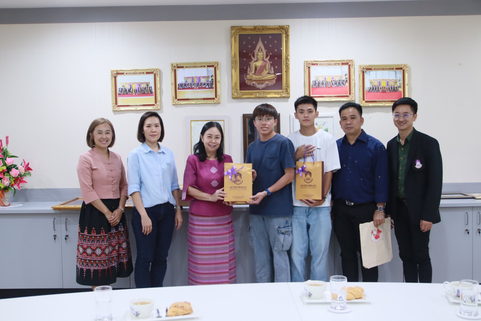 นักศึกษาแลกเปลี่ยนคณะเกษตรฯ มหาวิทยาลัยพะเยา จาก National Chung Hsing University, เข้าพบอธิการบดี หลังสำเร็จโปรแกรมแลกเปลี่ยน Exchange students from the Faculty of Agriculture, University of Phayao, from National Chung Hsing University, Taiwan, met นักศึกษาแลกเปลี่ยนคณะเกษตรฯ มหาวิทยาลัยพะเยา จาก National Chung Hsing University, เข้าพบอธิการบดี หลังสำเร็จโปรแกรมแลกเปลี่ยน Exchange students from the Faculty of Agriculture, University of Phayao, from National Chung Hsing University, Taiwan, met