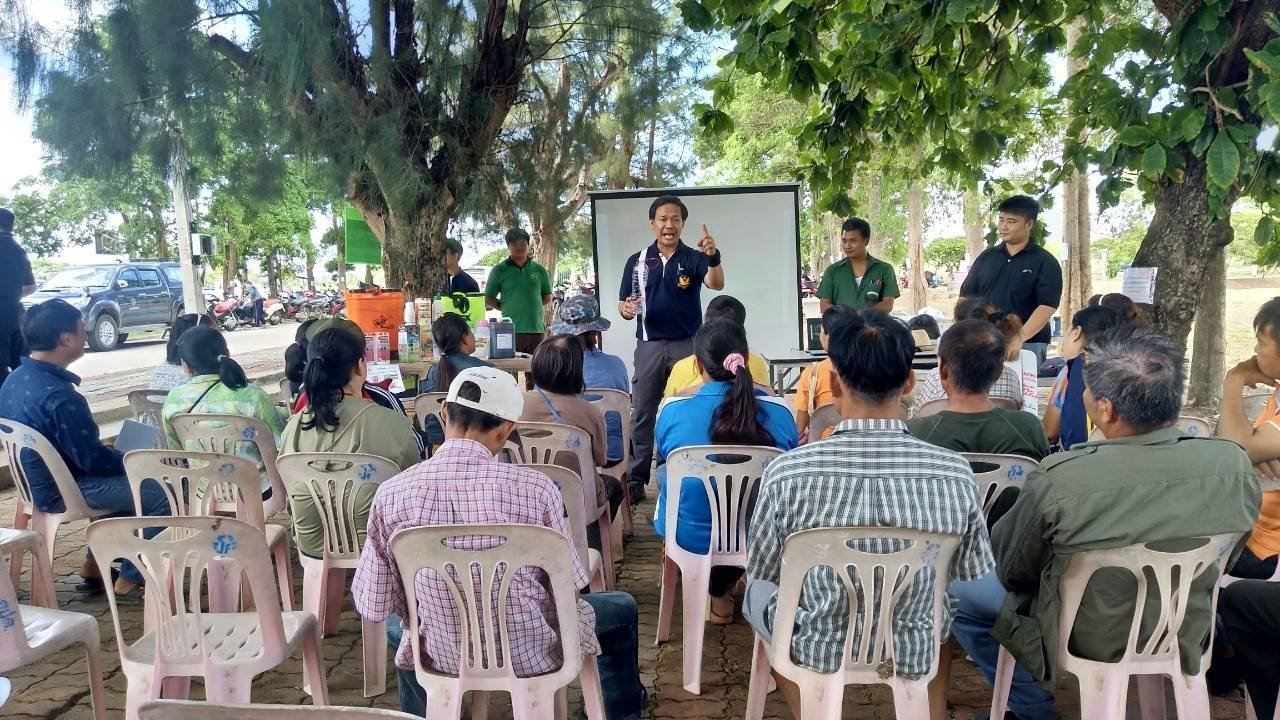 คณะเกษตรศาสตร์และทรัพยากรธรรมชาติ ม.พะเยา ร่วมกับสำนักงานเกษตรจังหวัดพะเยา และสำนักงานเกษตรอำเภอ ดำเนินโครงการรณรงค์สร้างการรับรู้มาตรการป้องกันและควบคุมการระบาดหนอนกระทู้ข้าวโพดลายจุด