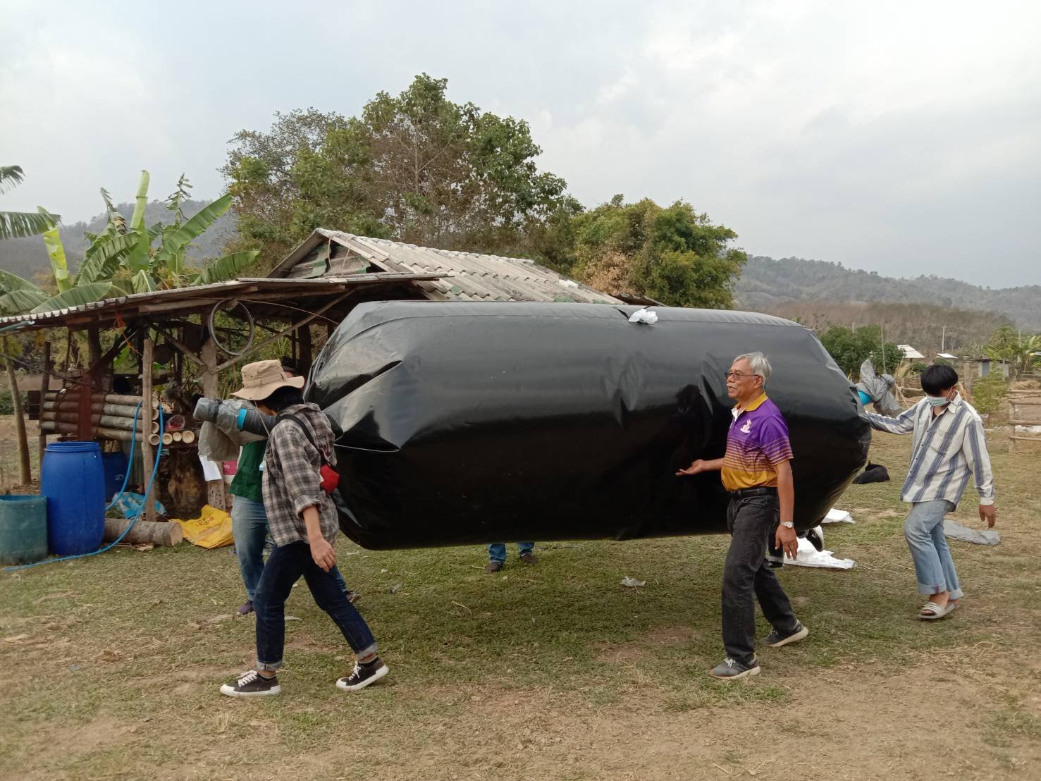 คณะเกษตรศาสตร์ฯ สาขาสัตวศาสตร์ ออกพื้นที่ติดตั้งบ่อแก๊ชชีวภาพ เพื่อลดค่าใช้จ่ายด้านครัวเรือน คณะเกษตรศาสตร์ฯ สาขาสัตวศาสตร์ ออกพื้นที่ติดตั้งบ่อแก๊ชชีวภาพ เพื่อลดค่าใช้จ่ายด้านครัวเรือน
