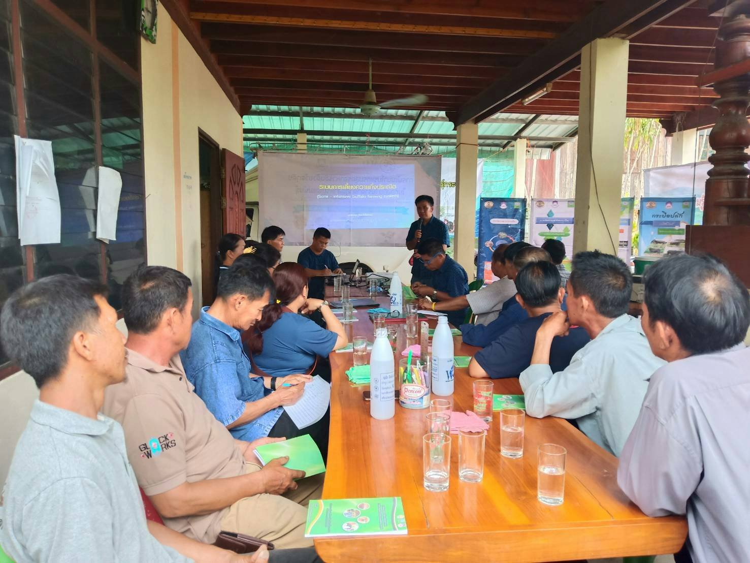 คณะเกษตรศาสตร์และทรัพยากรธรรมชาติ ม.พะเยา ร่วมกับกรมปศุสัตว์จังหวัดพะเยา ออกพื้นที่อบรมให้ความรู้เรื่อง "การใช้นวัตกรรมในการจัดการฟาร์มกระบือประณีตในพื้นที่ภาคเหนือ" คณะเกษตรศาสตร์และทรัพยากรธรรมชาติ ม.พะเยา ร่วมกับกรมปศุสัตว์จังหวัดพะเยา ออกพื้นที่อบรมให้ความรู้เรื่อง "การใช้นวัตกรรมในการจัดการฟาร์มกระบือประณีตในพื้นที่ภาคเหนือ"