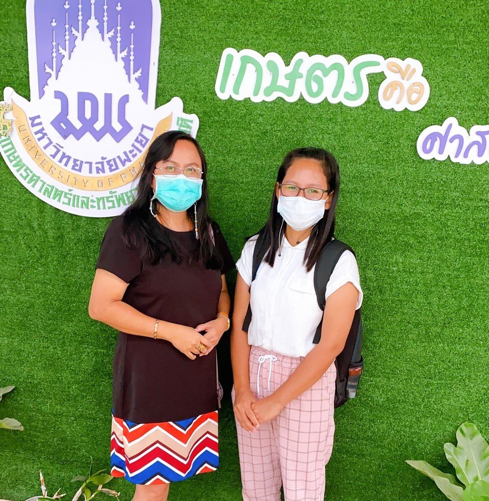 คณะเกษตรศาสตร์และทรัพยากรธรรมชาติ มหาวิทยาลัยพะเยา ให้การต้อนรับและแสดงความยินดีกับ "Miss Long Chhovin"  อาจารย์สอนวิชาเคมี และฟิสิกส์ ระดับมัธยมศึกษา ที่ Srayang High School at Phrase Vihear Province, Cambodia