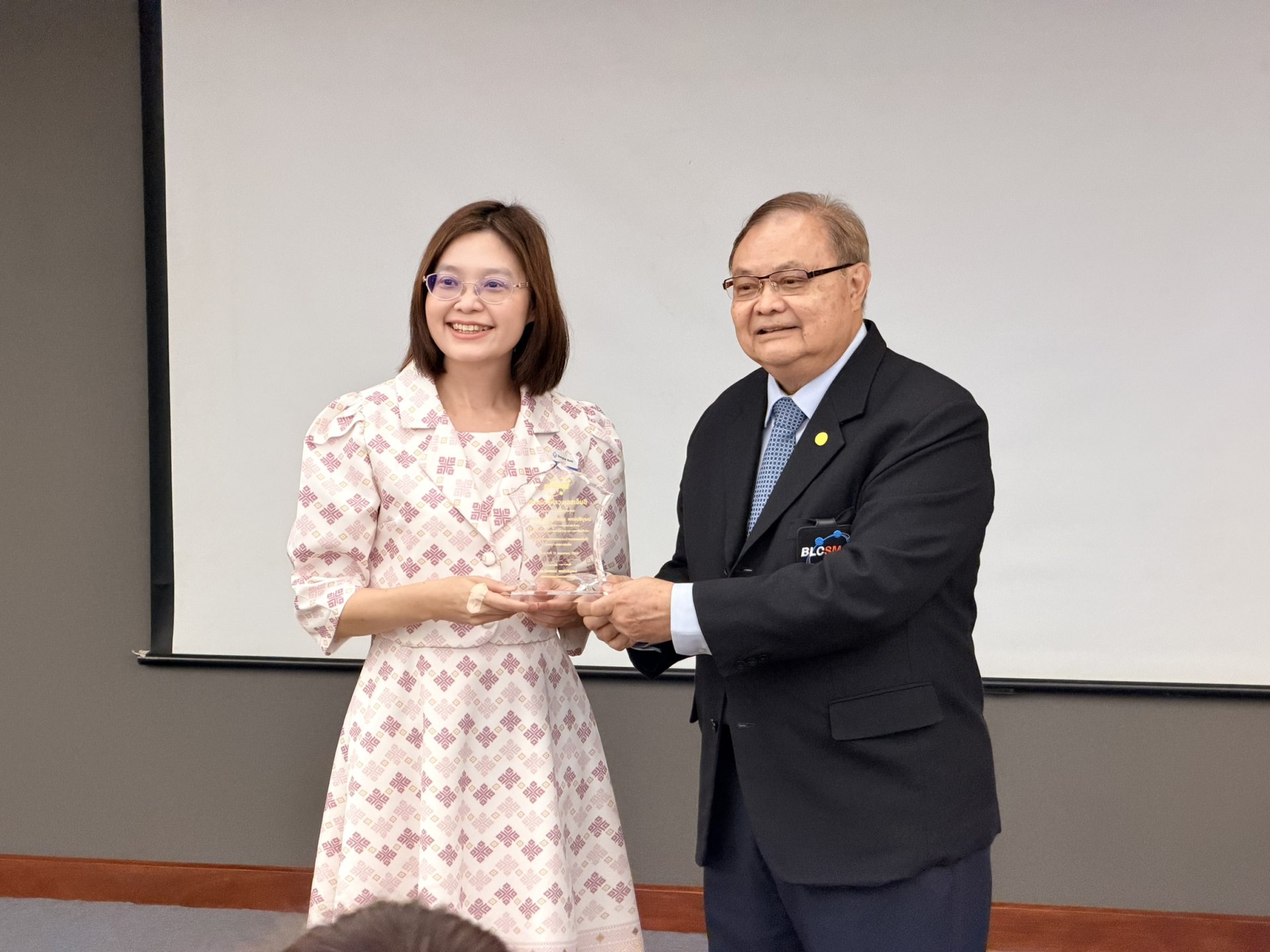 พญ.เพชรไพลิน พงษ์บริบูรณ์ ร่วมเป็นวิทยากรพิเศษในงานเสวนา "เพิ่มคุณภาพ เพิ่มพูนธุรกิจ" โดยชมรมบัวหลวงเอสเอ็มอี