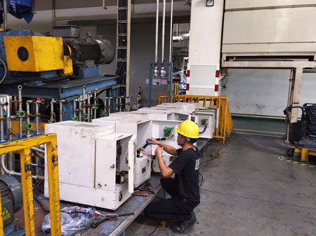 ทีมงานรับเหมางานระบบไฟฟ้าตรวจสอบแผงไฟฟ้าแรงสูงภายในไซต์ก่อสร้าง ทีมงานรับเหมางานระบบไฟฟ้าตรวจสอบแผงไฟฟ้าแรงสูงภายในไซต์ก่อสร้าง