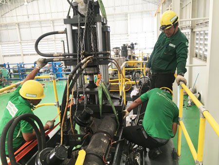 วิศวกรจากบริษัทรับเหมางานระบบไฟฟ้าทำงานร่วมกับระบบอัตโนมัติในโรงงาน วิศวกรจากบริษัทรับเหมางานระบบไฟฟ้าทำงานร่วมกับระบบอัตโนมัติในโรงงาน