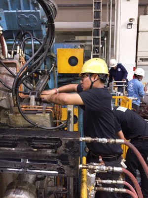 ภาพกระบวนการสร้างโรงงานอุตสาหกรรม โดยทีมวิศวกรและแรงงานกำลังทำงานในไซต์ก่อสร้าง พร้อมโครงสร้างเหล็กและเครื่องจักรกลหนักแสดงถึงความแข็งแรงและความเชี่ยวชาญในการก่อสร้าง ภาพกระบวนการสร้างโรงงานอุตสาหกรรม โดยทีมวิศวกรและแรงงานกำลังทำงานในไซต์ก่อสร้าง พร้อมโครงสร้างเหล็กและเครื่องจักรกลหนักแสดงถึงความแข็งแรงและความเชี่ยวชาญในการก่อสร้าง