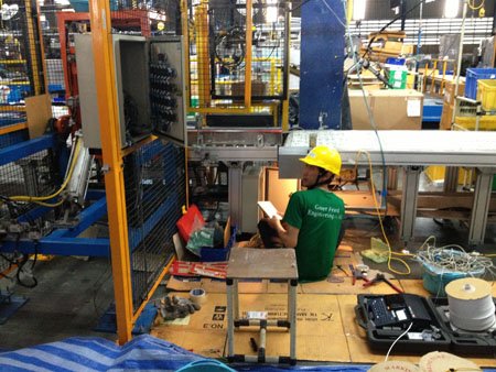 ทีมช่างผู้รับเหมาระบบงานไฟฟ้าโรงงานทำงานบนแผงวงจรในพื้นที่ผลิตสินค้า ทีมช่างผู้รับเหมาระบบงานไฟฟ้าโรงงานทำงานบนแผงวงจรในพื้นที่ผลิตสินค้า