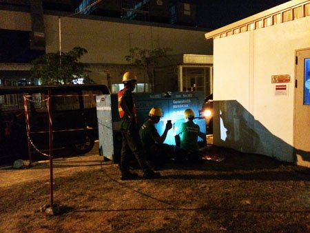 ผู้รับเหมาระบบงานไฟฟ้าโรงงานกำลังติดตั้งตู้ควบคุมระบบไฟฟ้าภายในโรงงานอุตสาหกรรม ผู้รับเหมาระบบงานไฟฟ้าโรงงานกำลังติดตั้งตู้ควบคุมระบบไฟฟ้าภายในโรงงานอุตสาหกรรม