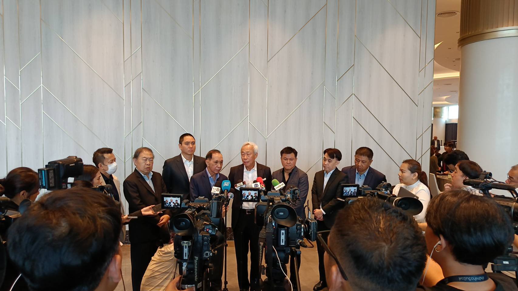 นายกสมาคมโทรทัศน์ฯ นำทัพผู้บริหารค้านประมูลคลื่น 3500 MHz หวั่นกระทบประชาชน นายกสมาคมโทรทัศน์ฯ นำทัพผู้บริหารค้านประมูลคลื่น 3500 MHz หวั่นกระทบประชาชน