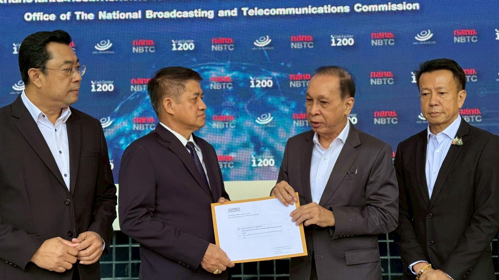 นายกสมาคมโทรทัศน์ฯ พร้อมด้วยคณะกรรมการสมาคมฯ เข้ายื่นหนังสือถึงกรรมการกสทช. เพื่อทวงถามความคืบหน้าการนำเรื่อง Roadmap ทีวีดิจิตอล นายกสมาคมโทรทัศน์ฯ พร้อมด้วยคณะกรรมการสมาคมฯ เข้ายื่นหนังสือถึงกรรมการกสทช. เพื่อทวงถามความคืบหน้าการนำเรื่อง Roadmap ทีวีดิจิตอล