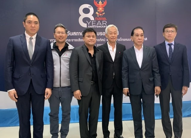 สมาคมโทรทัศน์ดิจิตอล ร้องนายกฯ ปม “เรียงช่อง” จ่อส่งหนังสือเปิดผนึกต่อ นายกฯ ร้องขอความเป็นธรรม พร้อมฟ้องกลับกสทช. หากปัญหา “เรียงช่อง” ไร้ข้อยุติส่งผลกระทบอุตสาหกรรมเสียหายทั้งระบบ สมาคมโทรทัศน์ดิจิตอล ร้องนายกฯ ปม “เรียงช่อง” จ่อส่งหนังสือเปิดผนึกต่อ นายกฯ ร้องขอความเป็นธรรม พร้อมฟ้องกลับกสทช. หากปัญหา “เรียงช่อง” ไร้ข้อยุติส่งผลกระทบอุตสาหกรรมเสียหายทั้งระบบ