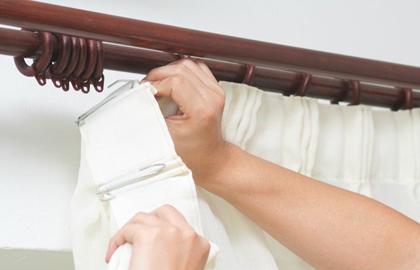 วิธีซักผ้าม่านเริ่มจากการถอดผ้าม่านจากราว วิธีซักผ้าม่านเริ่มจากการถอดผ้าม่านจากราว