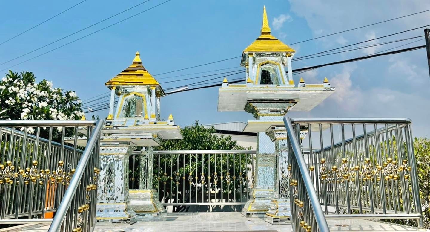 ศาลติดกระจก (ศาลโมเดิร์นติดกระจกเต็ม) ศาลติดกระจก (ศาลโมเดิร์นติดกระจกเต็ม)