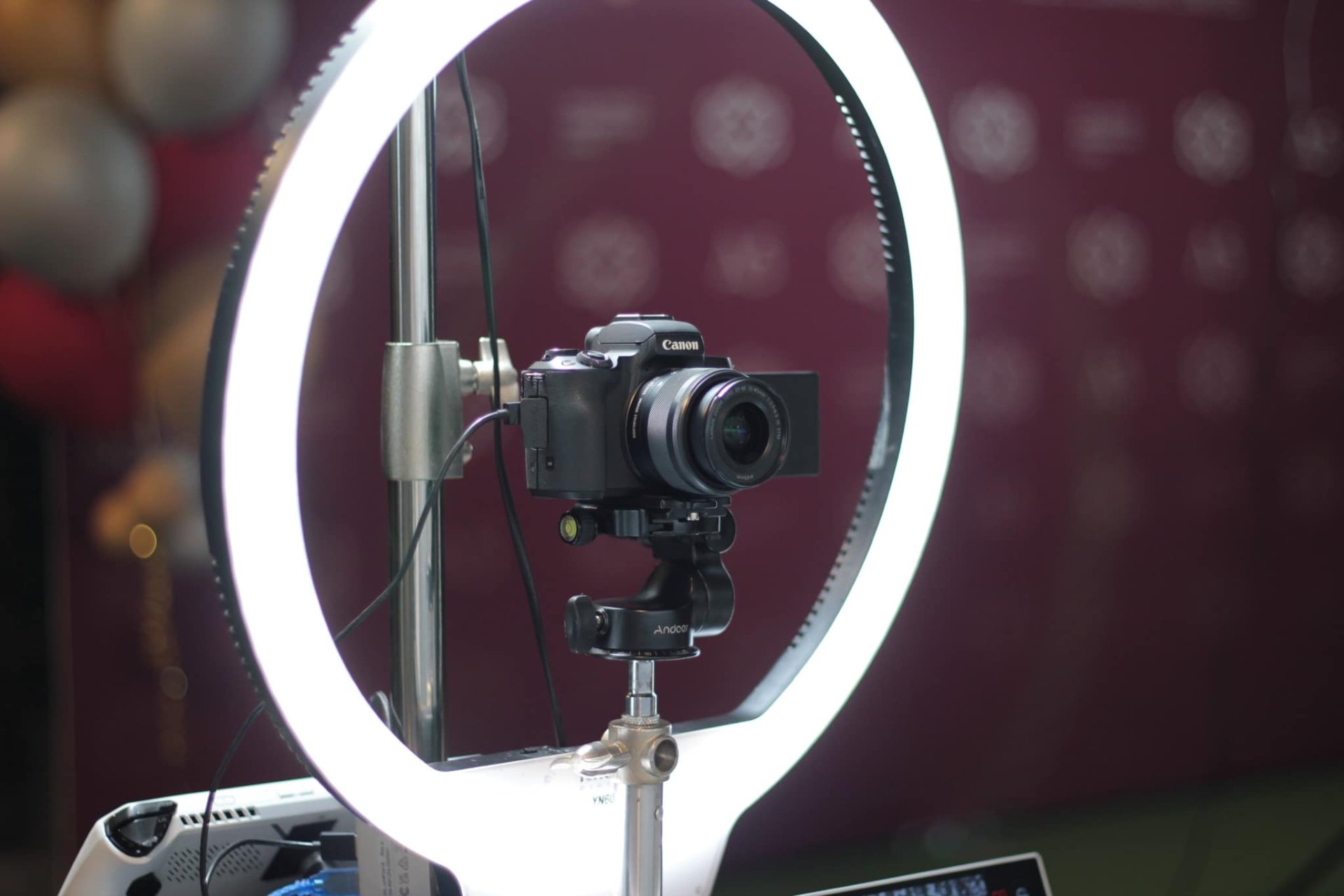 กล้อง DSLR และไฟสตูดิโอ