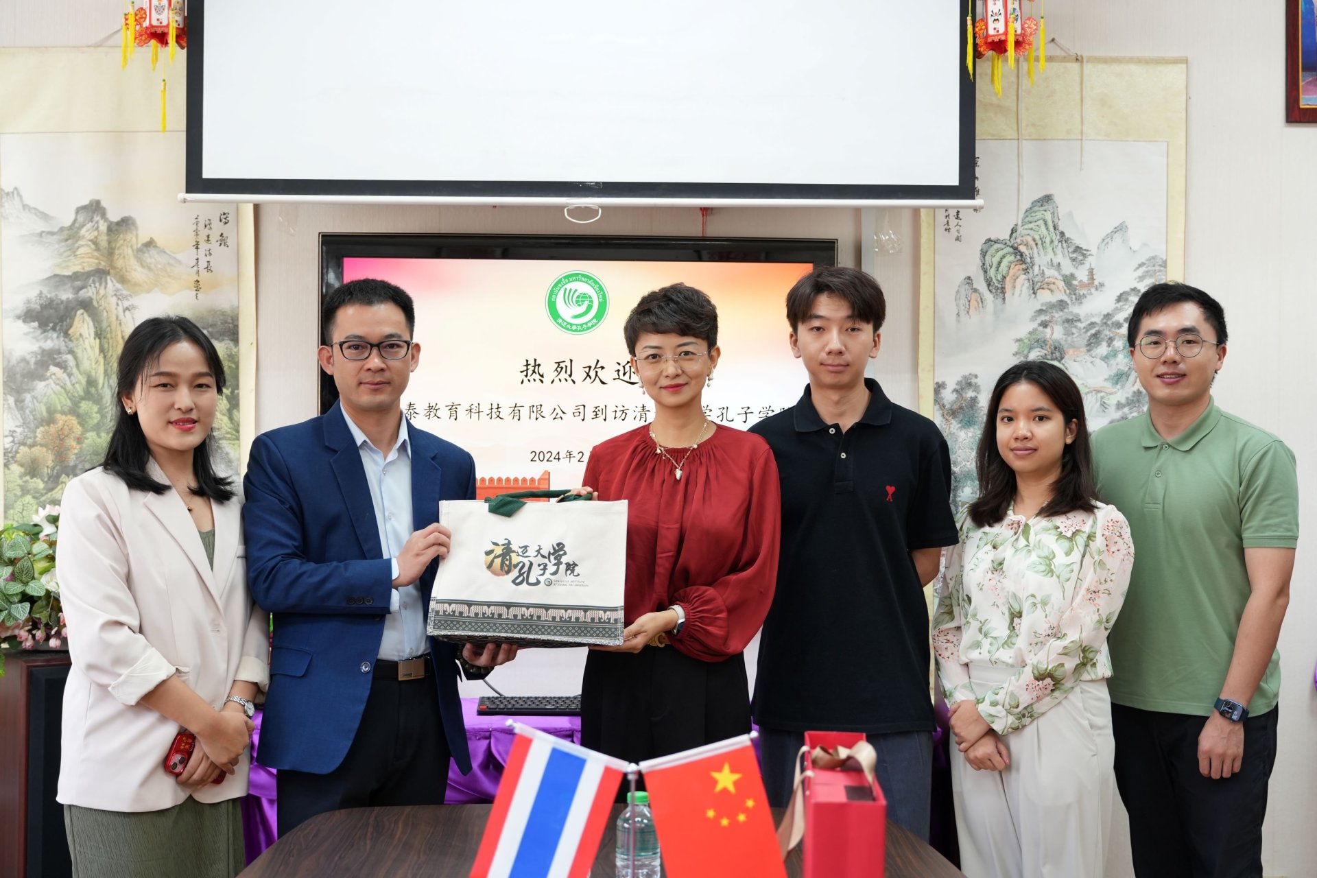 บริษัท สิโนไทย เอ็ดดูเคชั่น เทคโนโลยี จำกัดโดย เข้าเยี่ยมสถาบันขงจื่อ มหาวิทยาลัยเชียงใหม่  บริษัท สิโนไทย เอ็ดดูเคชั่น เทคโนโลยี จำกัดโดย เข้าเยี่ยมสถาบันขงจื่อ มหาวิทยาลัยเชียงใหม่