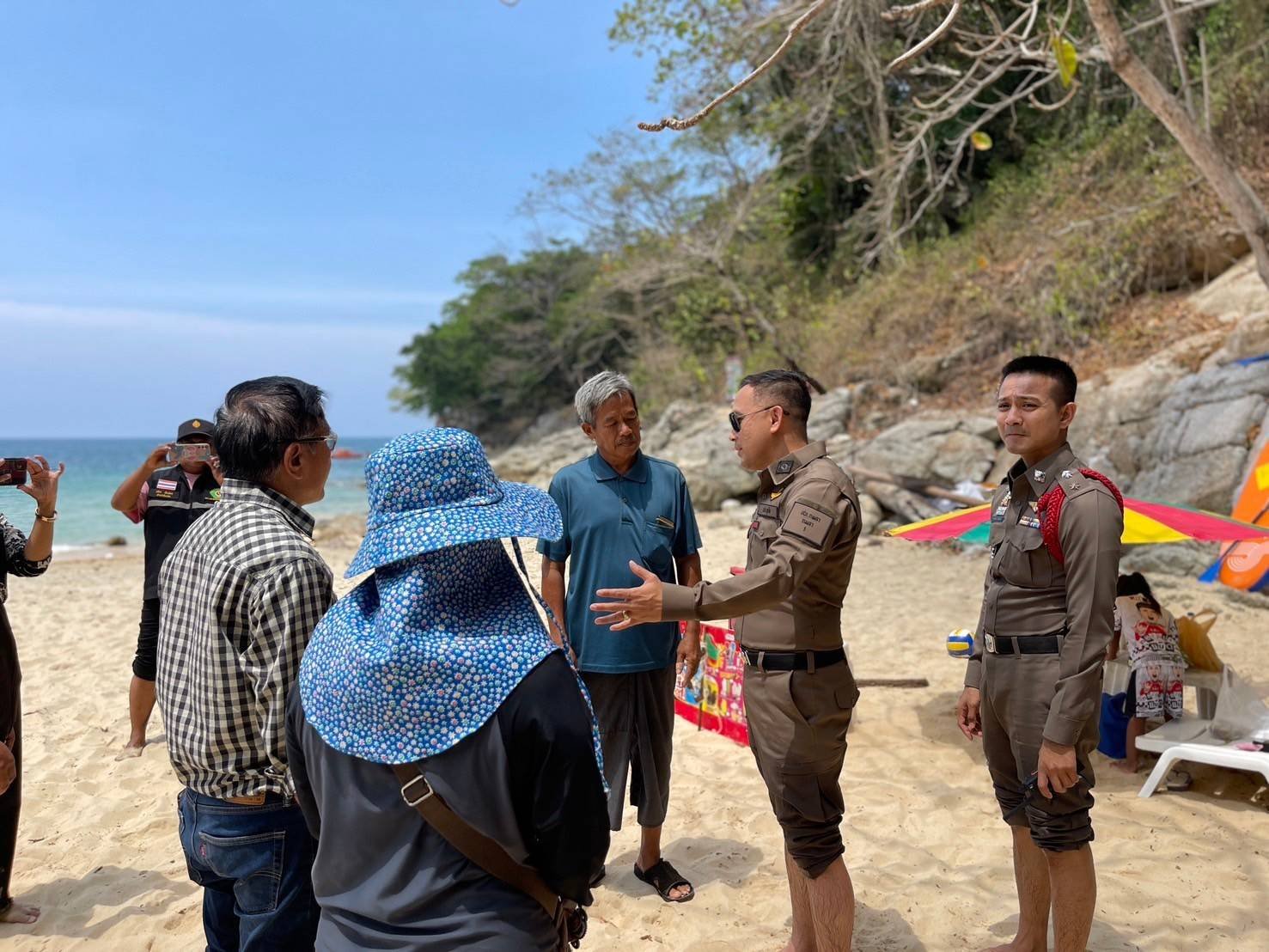 ผกก.สภ.กมลานำกำลัง สภ.กมลาร่วมกับอบต.กมลา​ ลงพื้นที่ตรวจสอบการลักลอบประกอบกิจการร่มเตียงบริเวณชายหาดแหลมสิงห์