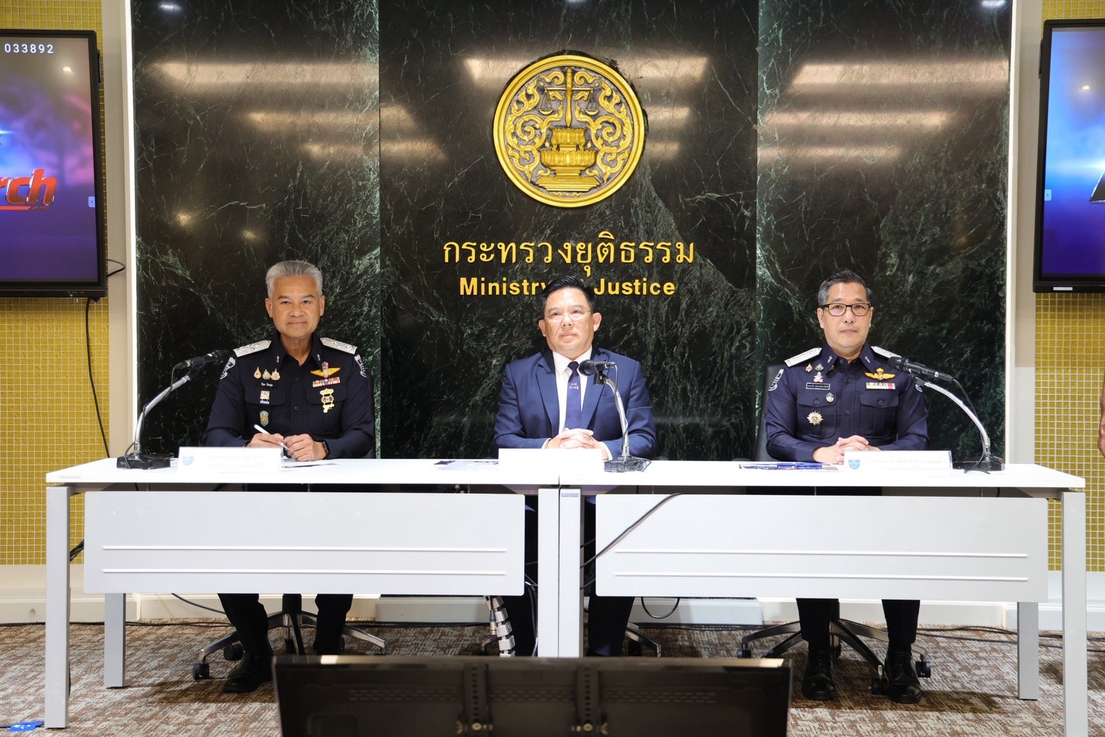 ปลัด ยธ  -อธิบดีปิยะ -ผอ เขม แถลง จับหนุมหลอกส่งกิจกรรมทางเพศกว่า5,000ไฟล์